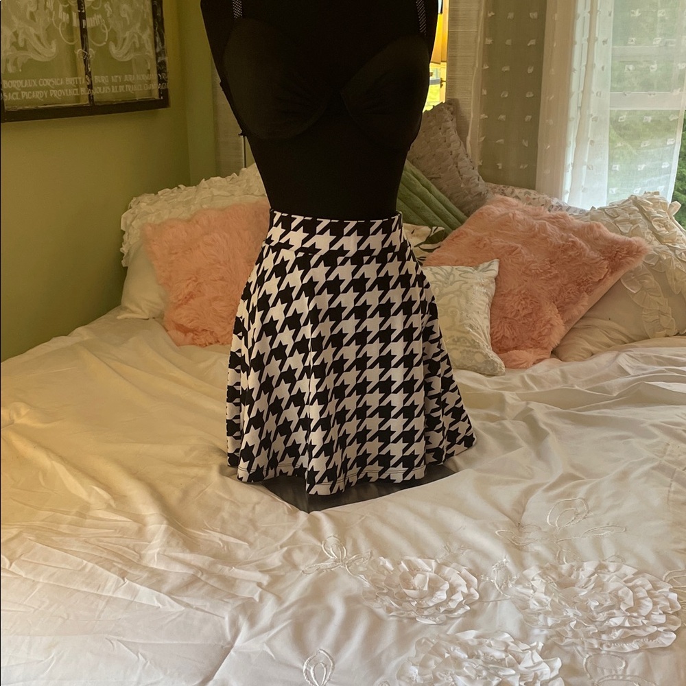 Chic Geometric Mini Skirt in Black and White by Decree